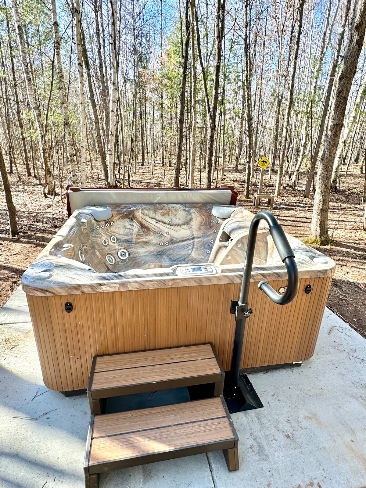 占地11英亩的私人现代小木屋，带热水浴缸！