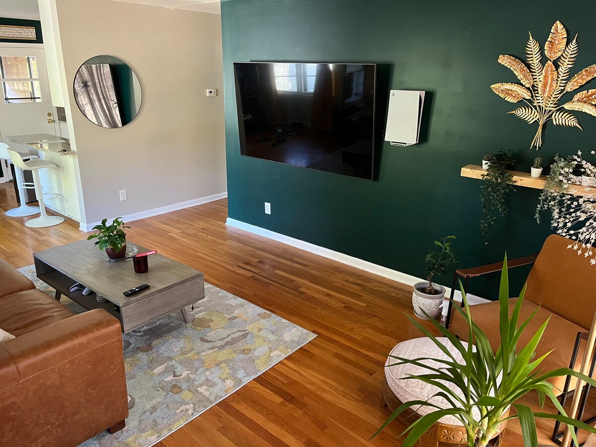 Newly renovated 1 br/1 bath with private entrance
