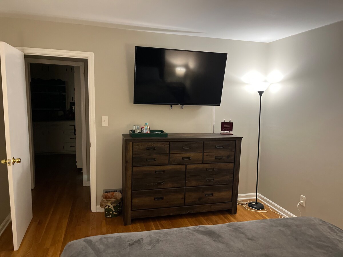 Newly renovated 1 br/1 bath with private entrance