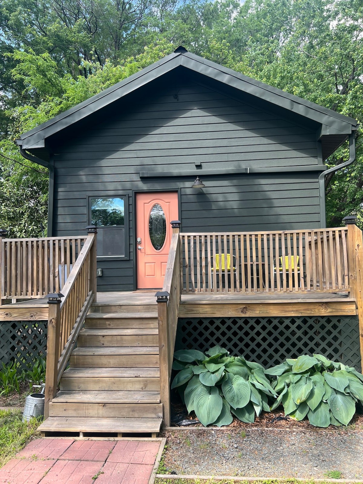 Cozy Urban Cottage (with chickens!)