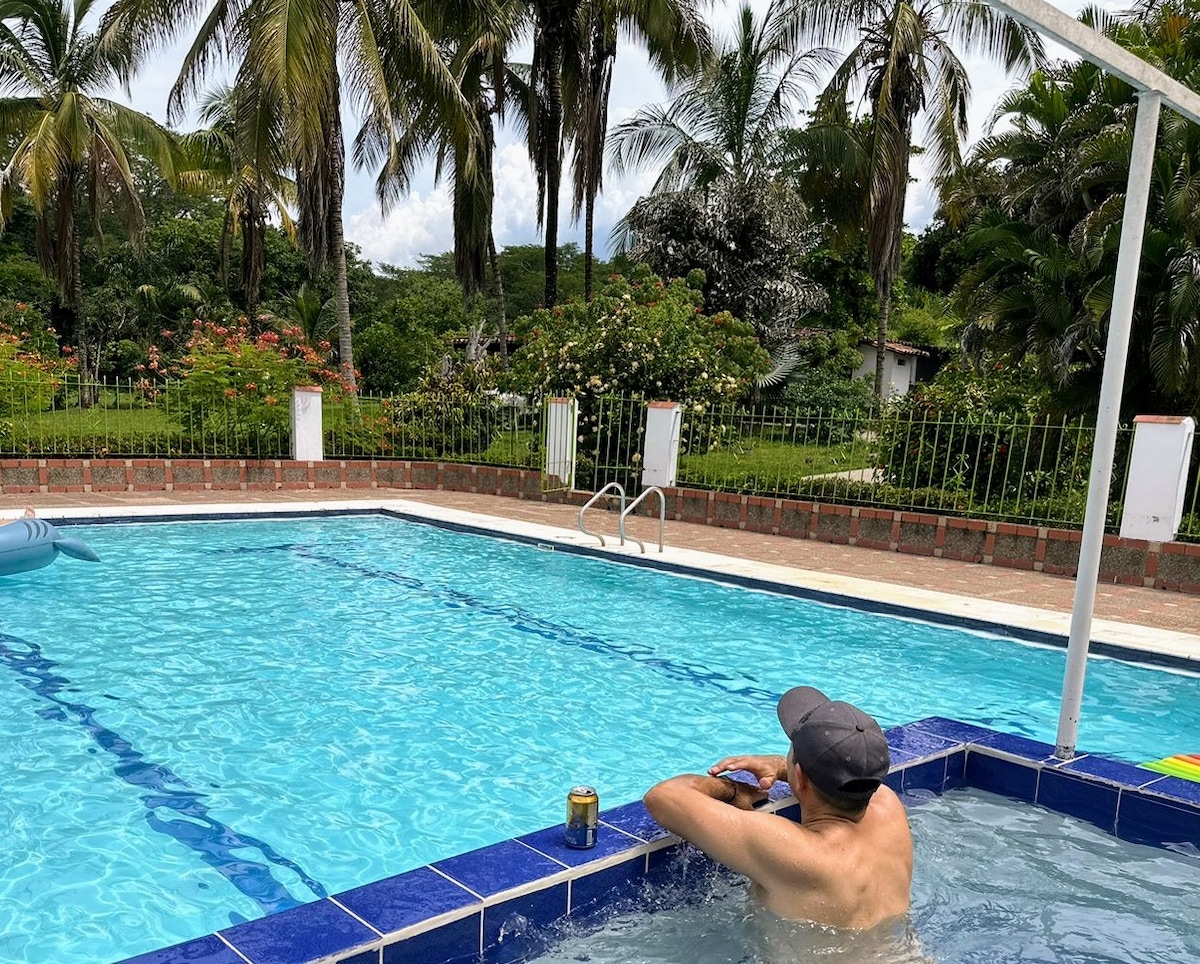 Finca de recreo con mucho ambiente, piscina-relax