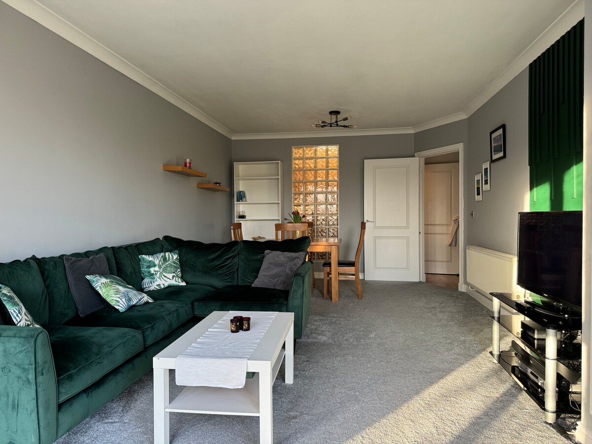 Bright Dublin Seaside 1 Bedroom Apartment