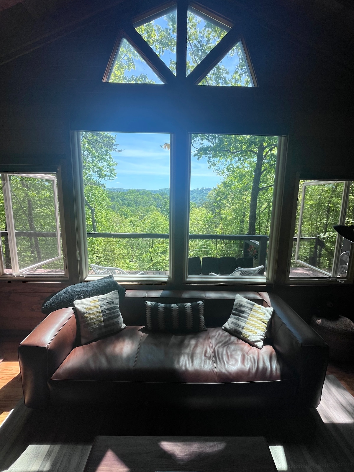 Couple’s cabin: Private, Views, Indoor hot tub, EV