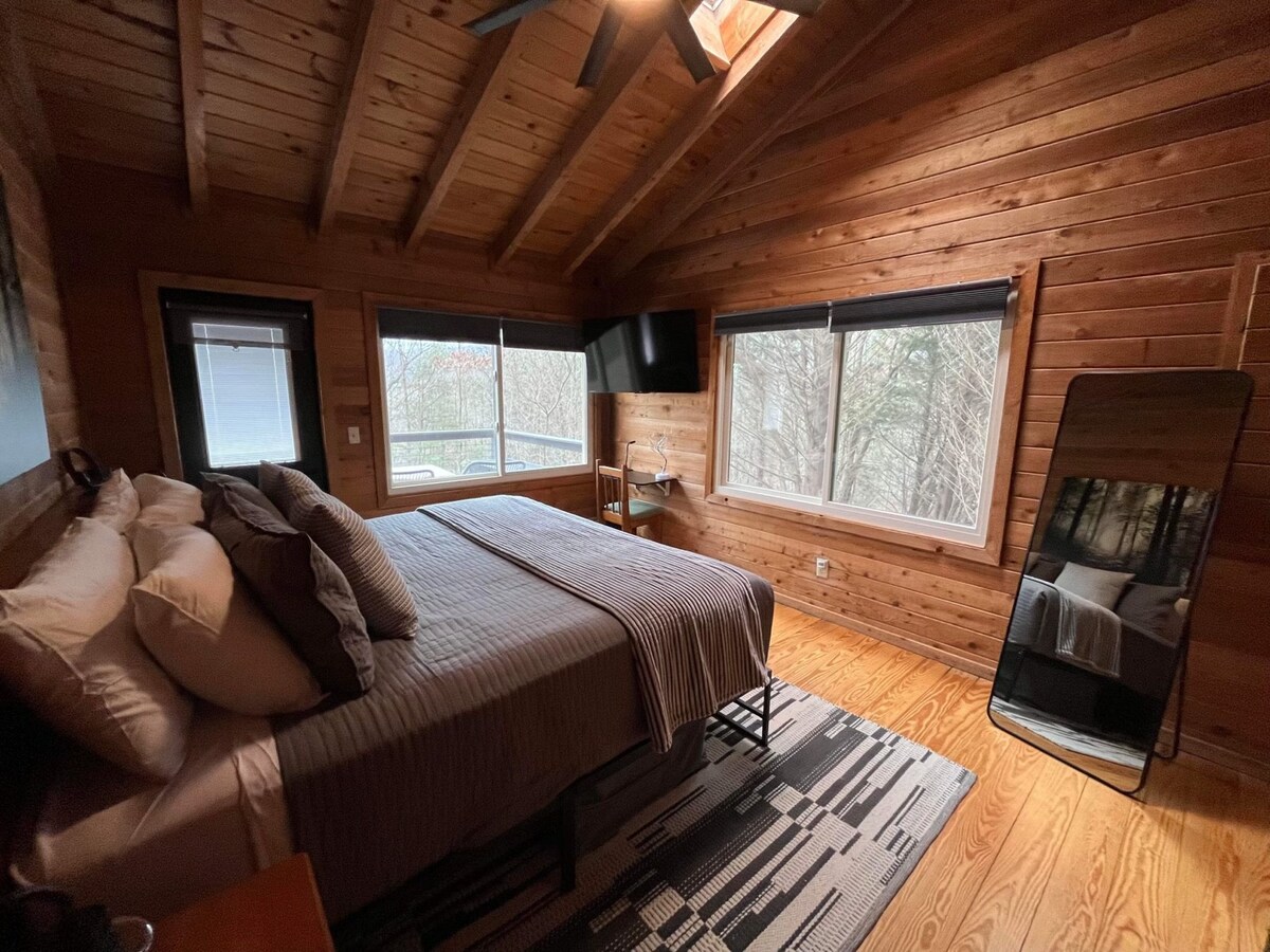 Couple’s cabin: Private, Views, Indoor hot tub, EV