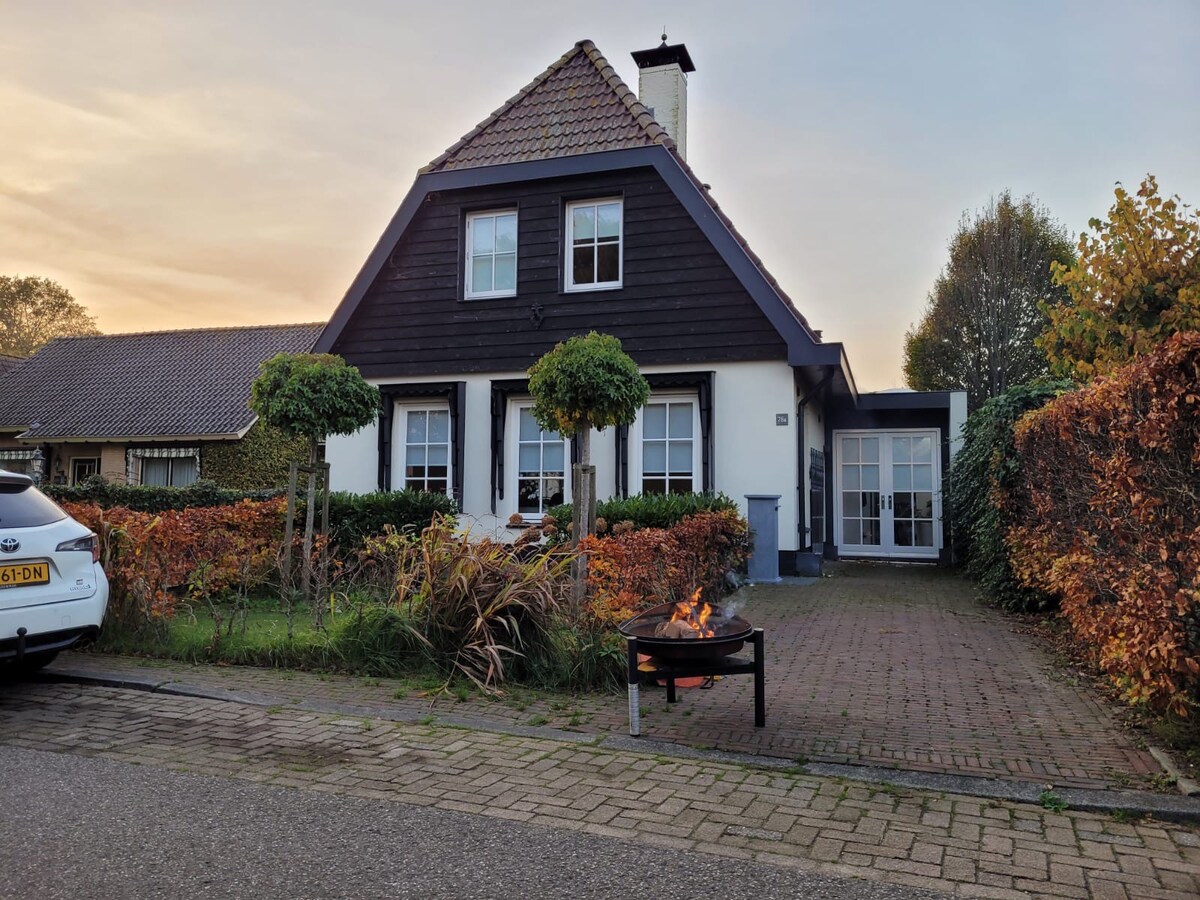 Villa bij meer, vlakbij strand, Amsterdam, Alkmaar