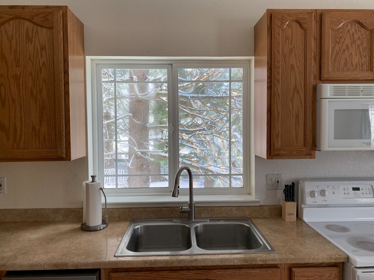 Quiet 1-bedroom apartment in scenic Mt. Shasta CA