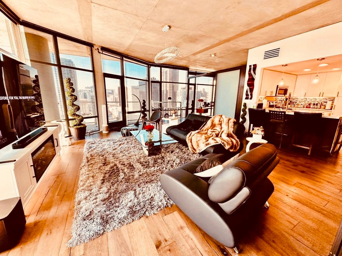 High-Rise 1BR/1 Office w/ Amazing Views