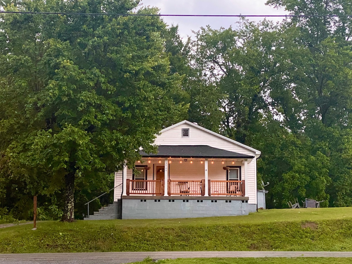 Flossie 's Place ： Dolly、Elvis、Cash、Inspired Home