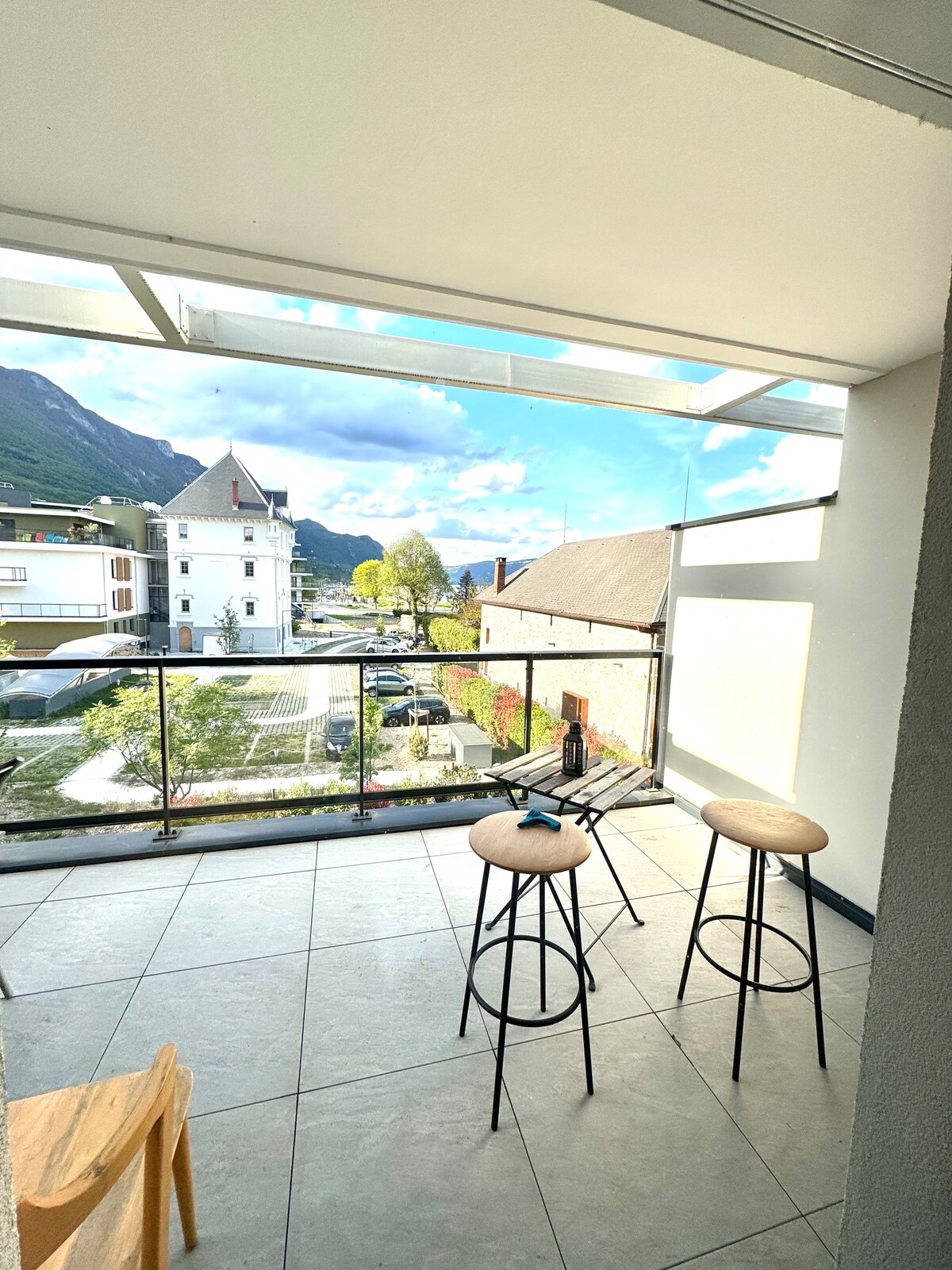 Appartement à 150m du lac, terrasse avec garage.