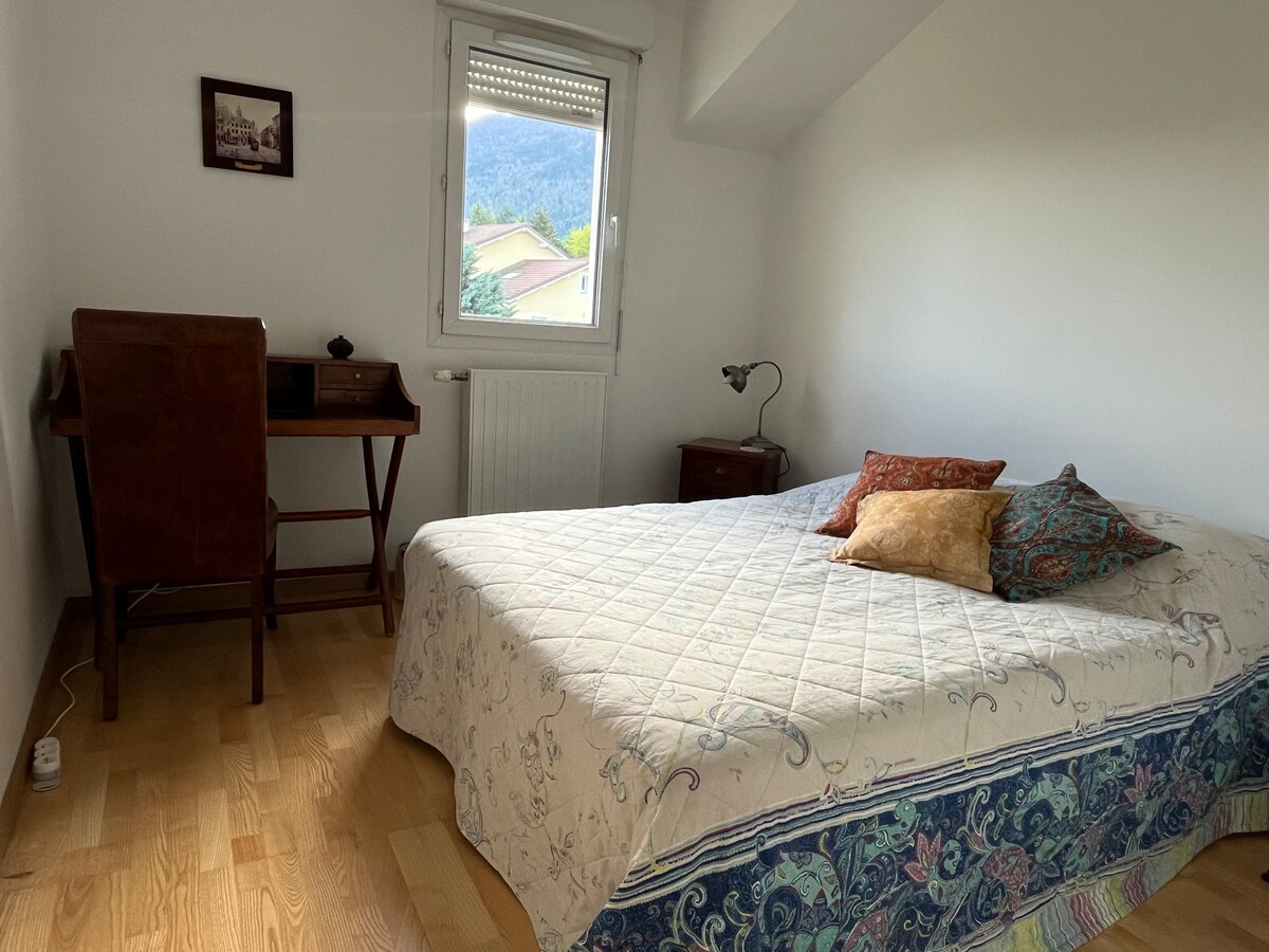 Charming room in a townhouse-parking-bus to Geneva