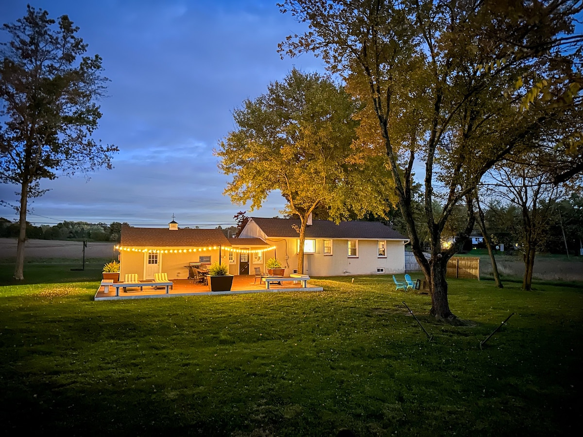 Bucks County cozy home with huge backyard and deck