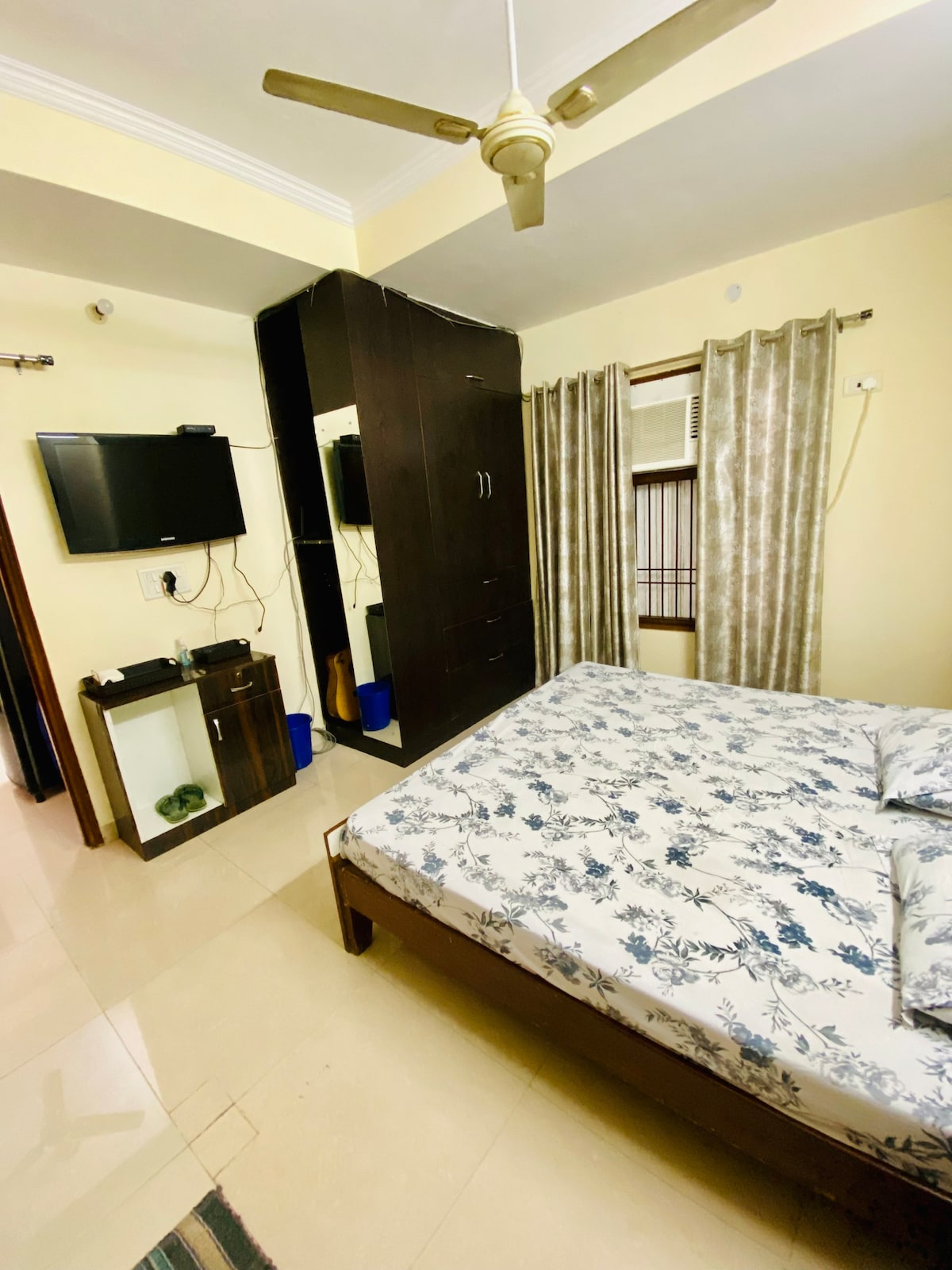 1 room flat, Near IGI airport & yashobhoomi centre