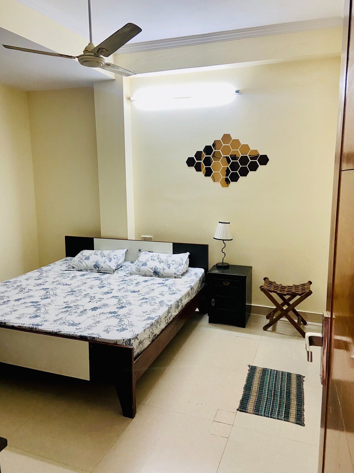 1 room flat, Near IGI airport & yashobhoomi centre