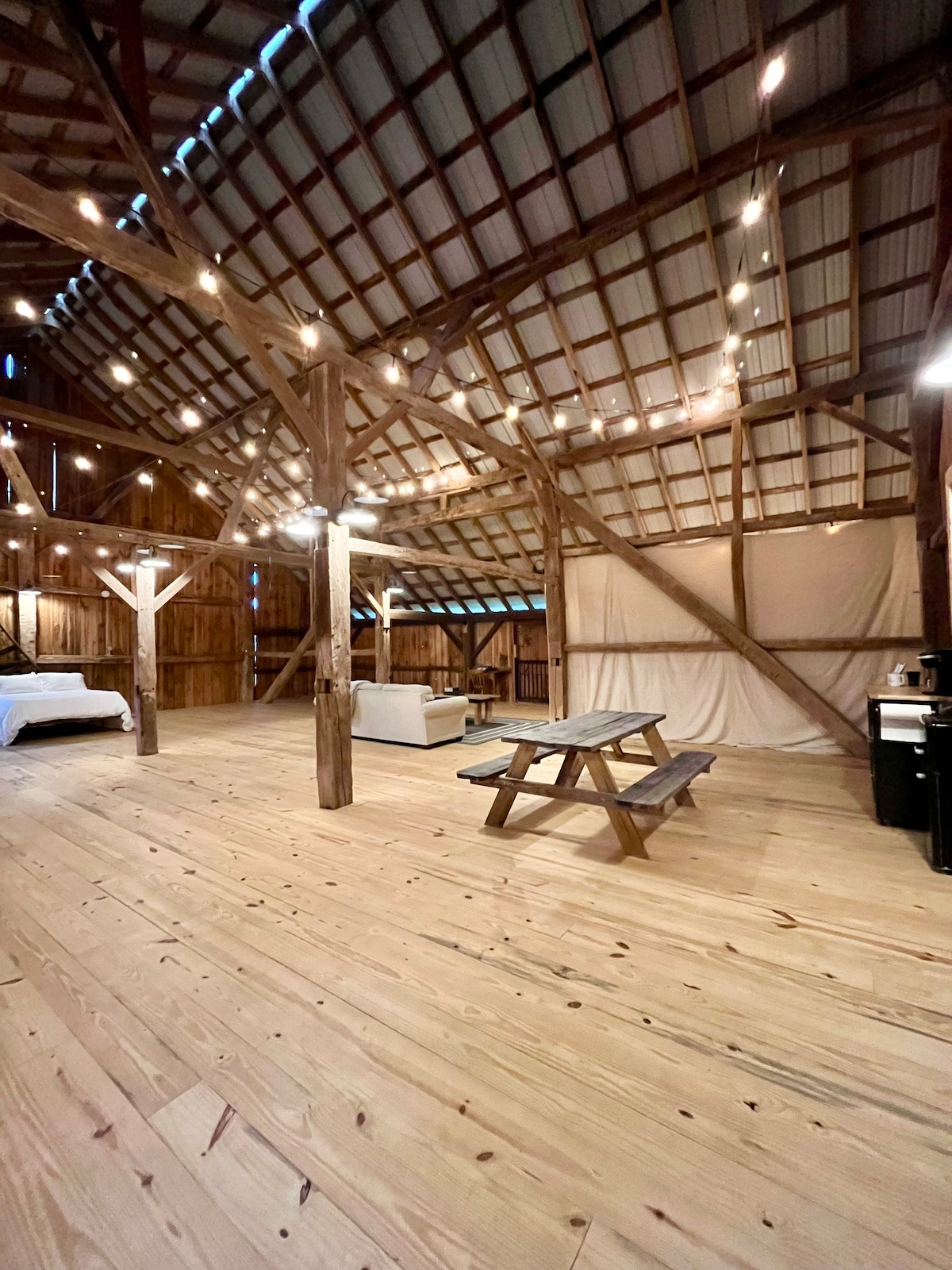 Quaint Glamping in 1800’s Barn - Farm Stay