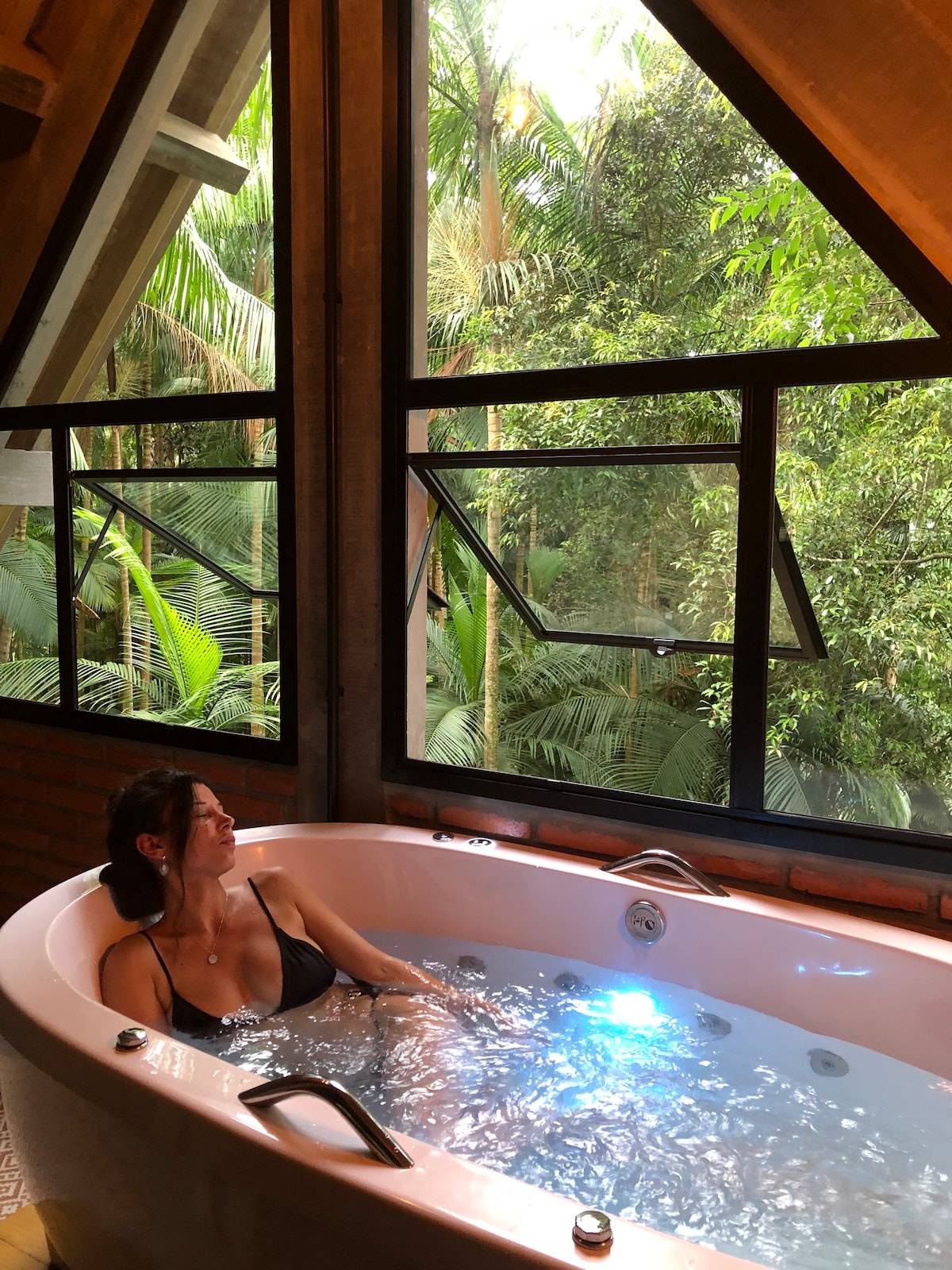 100米带瀑布热水浴缸的度假木屋