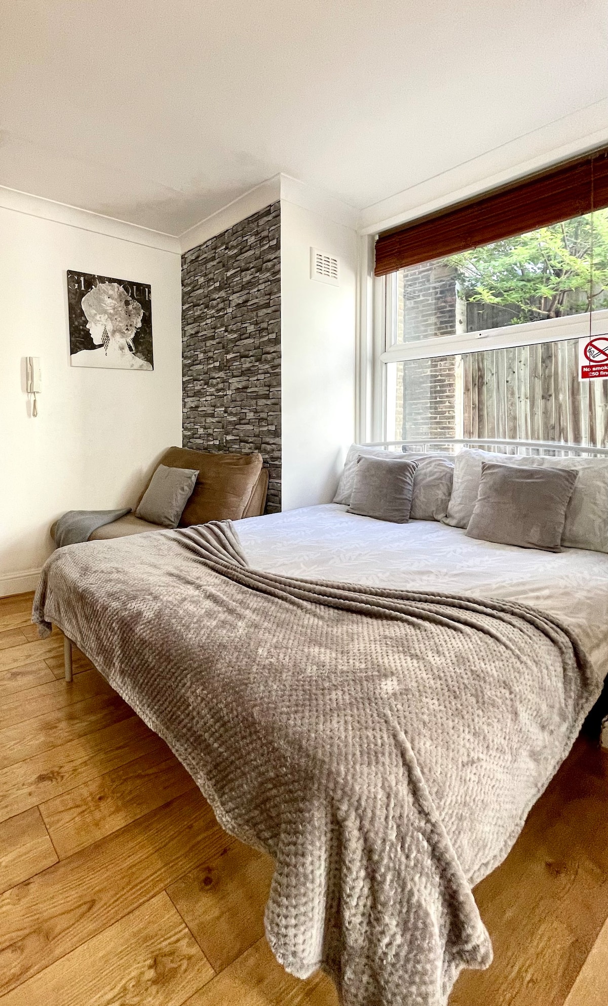 A beautiful studio flat with garden