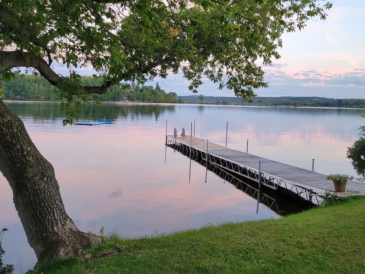 Spacious waterfront cottage on Calabogie Lake