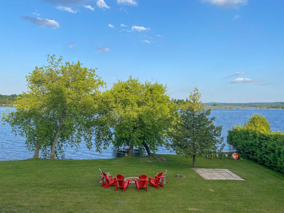 Spacious waterfront cottage on Calabogie Lake