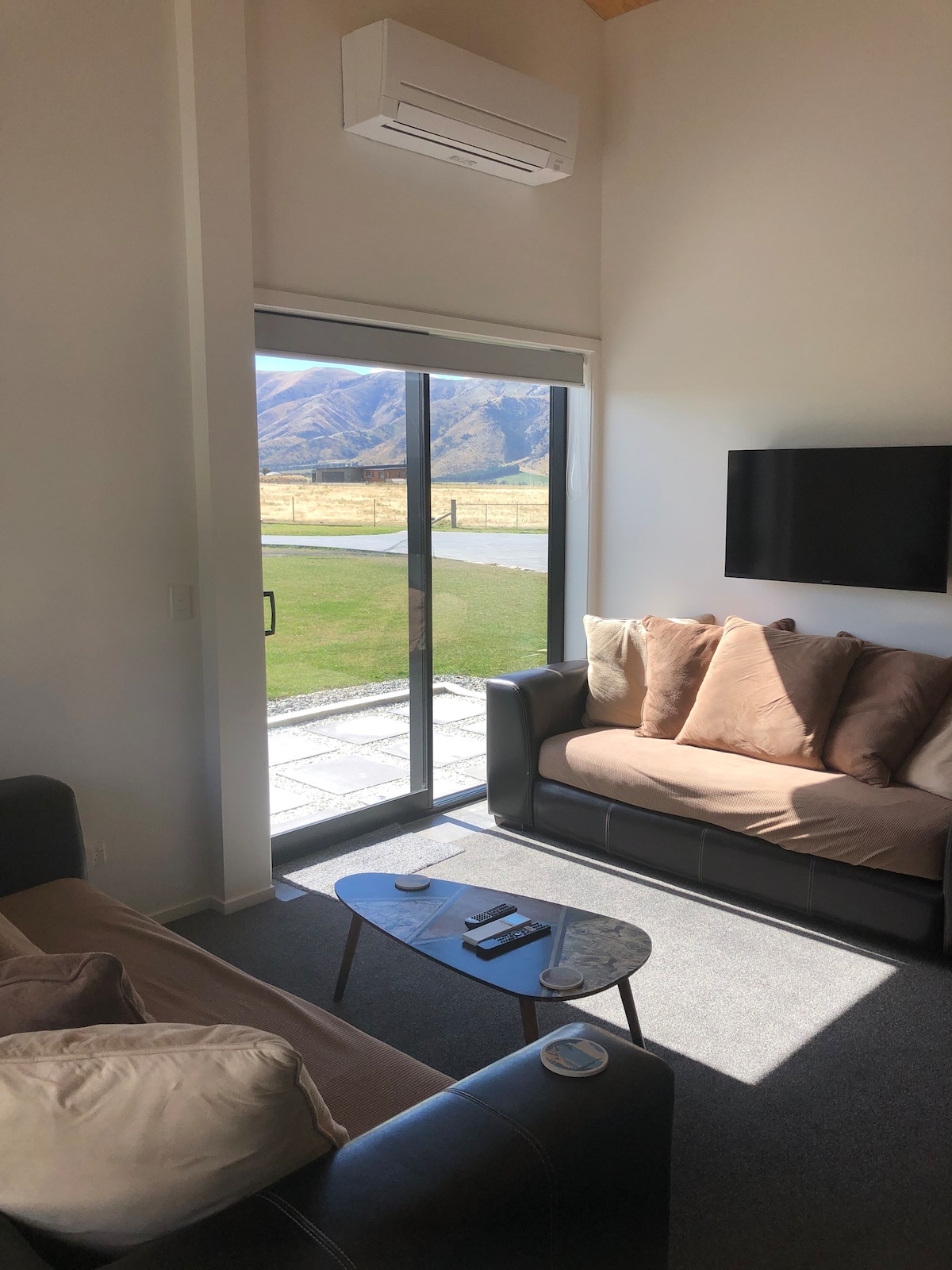 15 mins from Wanaka self contained - rural setting