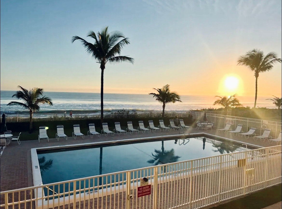 Ocean Condo, Pool/Bikes/Grill/King Bed/Beach Gear