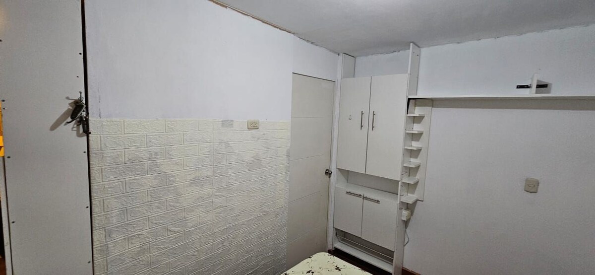 dormitorio con baño primer piso