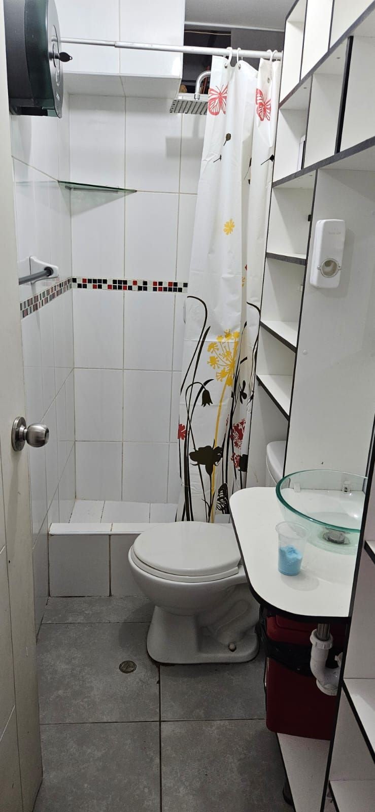 dormitorio con baño primer piso