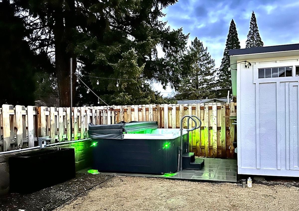 Luxury 6 Person Hot Tub |Outdoor Fire| Downtown RR