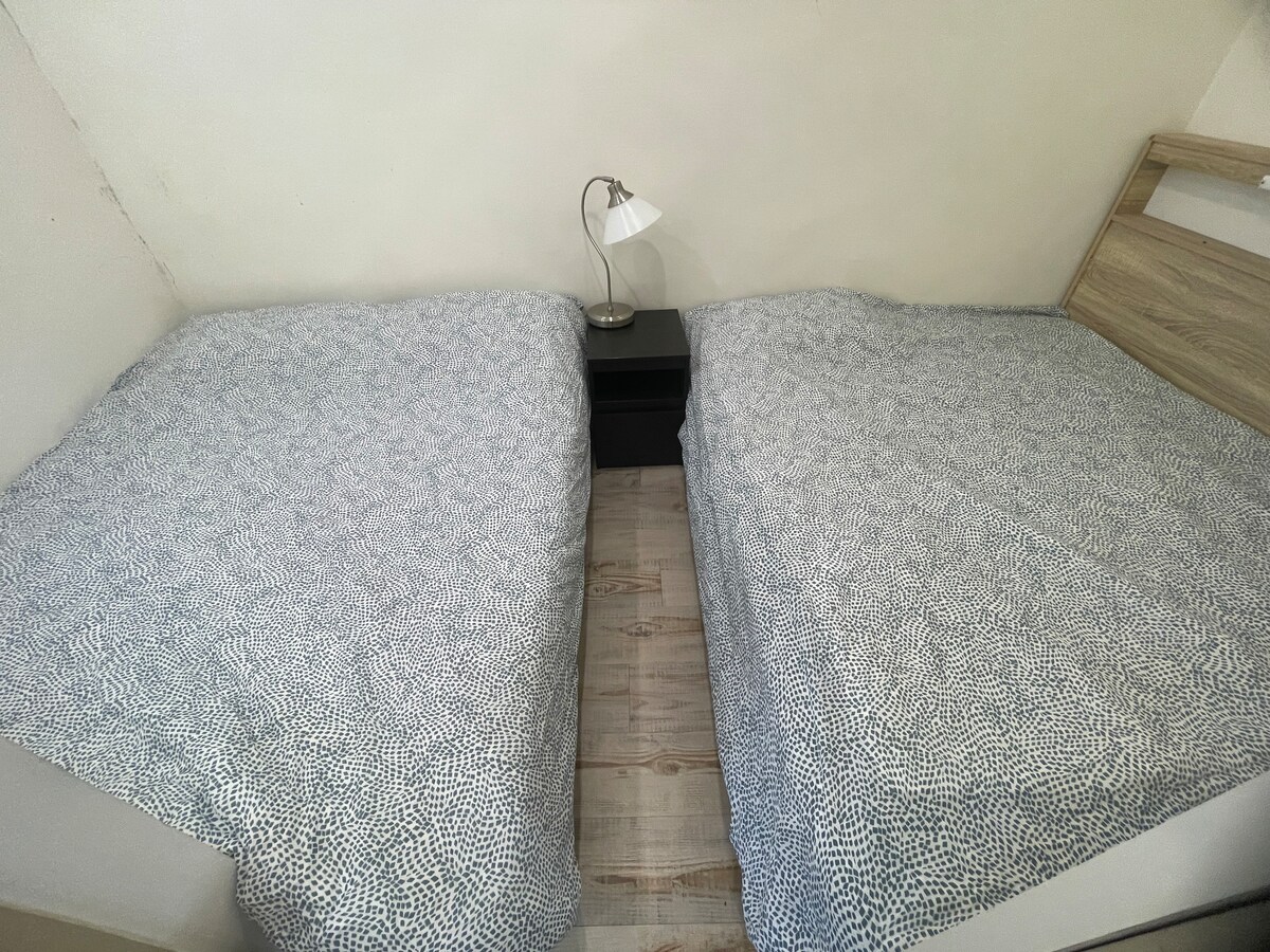 綠蔭大陽台 2張雙人床房（獨立衛浴一房一廳 另含沙發床 適合2-5人）