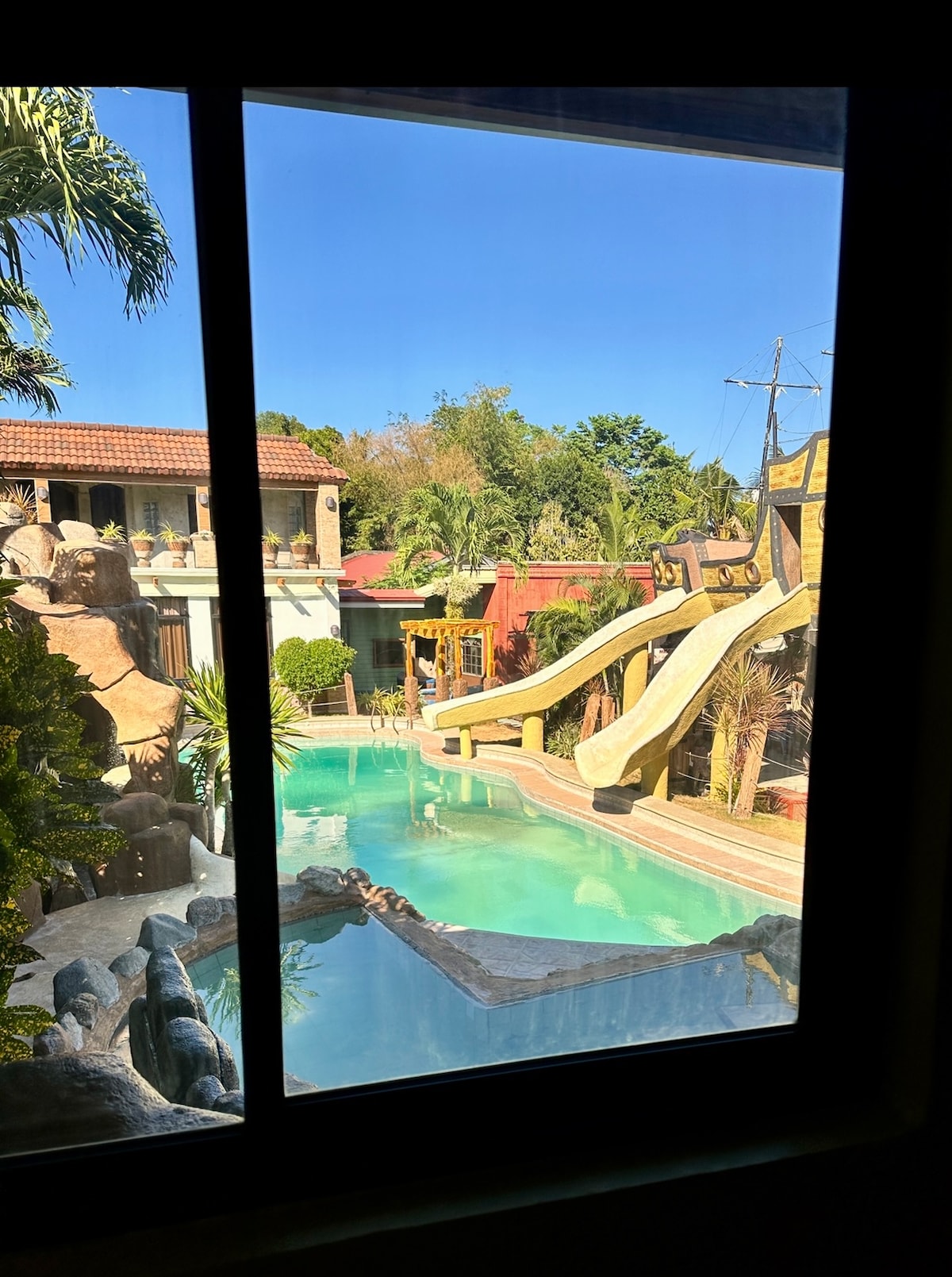 Lanai room with pool view access