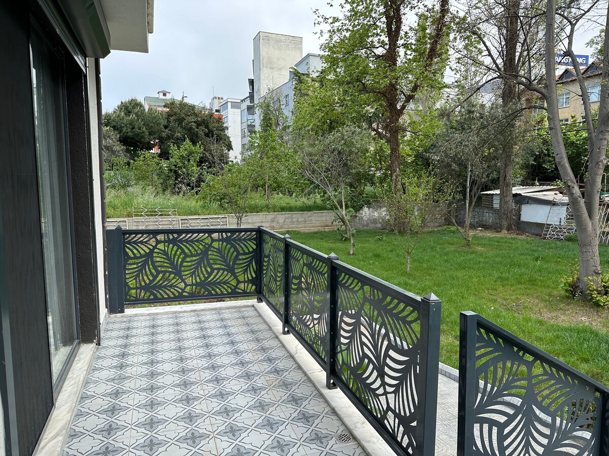 Denize sıfır bahçe içinde deniz manzaralı villa