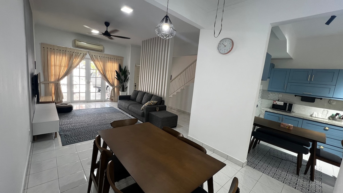 Melati Bangi Homestay - A white terrace house