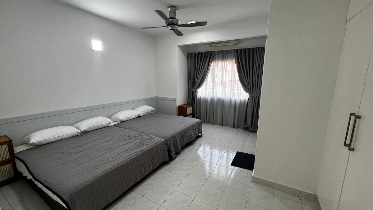 Melati Bangi Homestay - A white terrace house