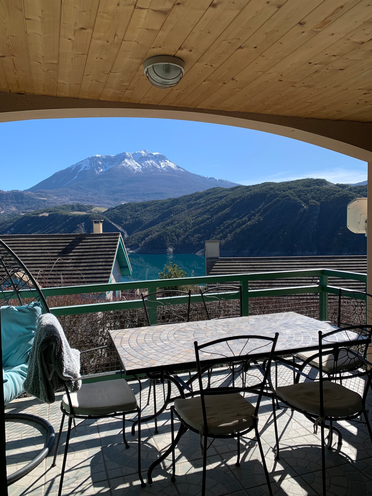 Maison à la montagne au bord d'un lac