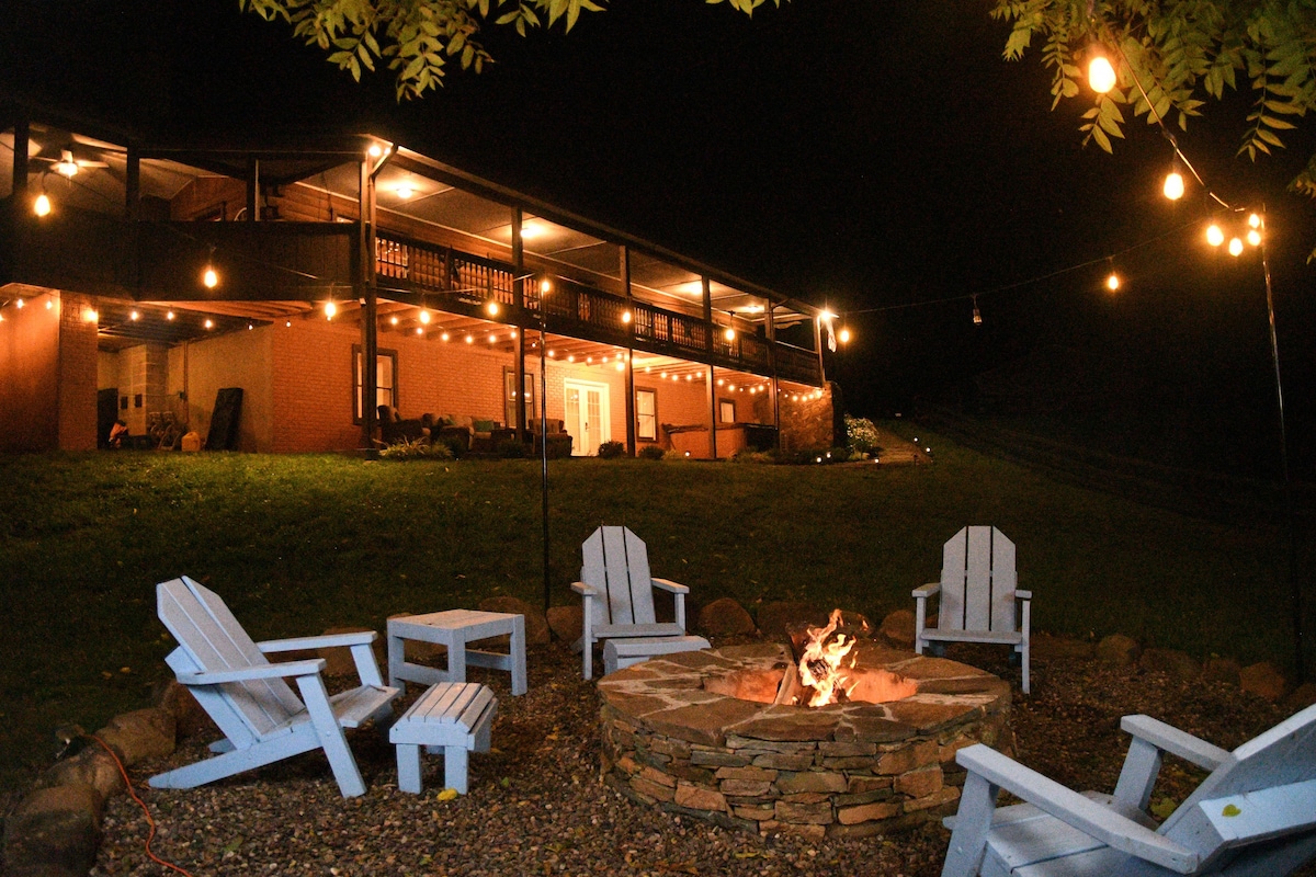 Cozy Creekside Cabin with a Great Room