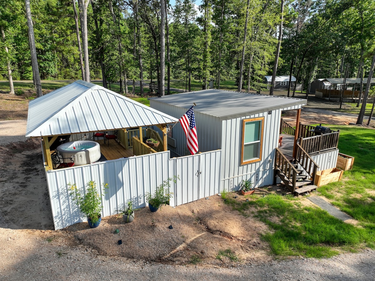 New Build -TinyHouse-Hot Tub, Pet friendly, BBQ