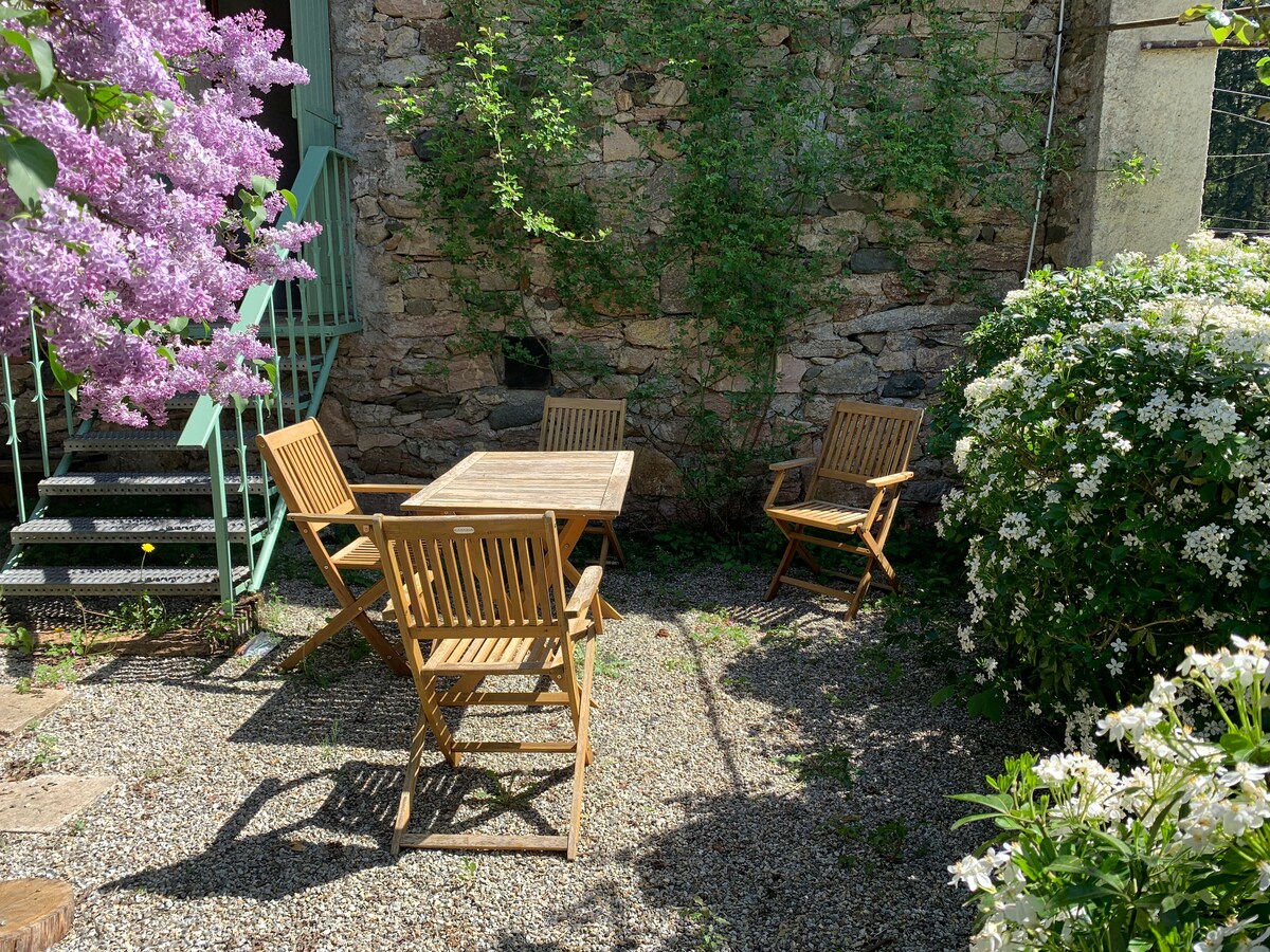 Enchanting hamlet house, riverside garden.