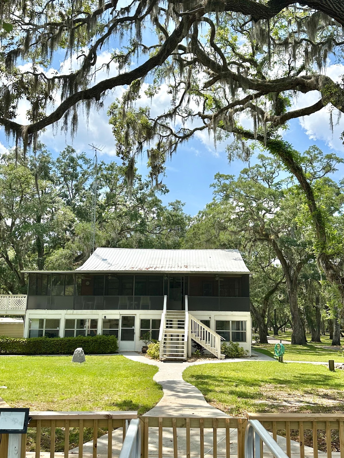 River Oaks Lodge