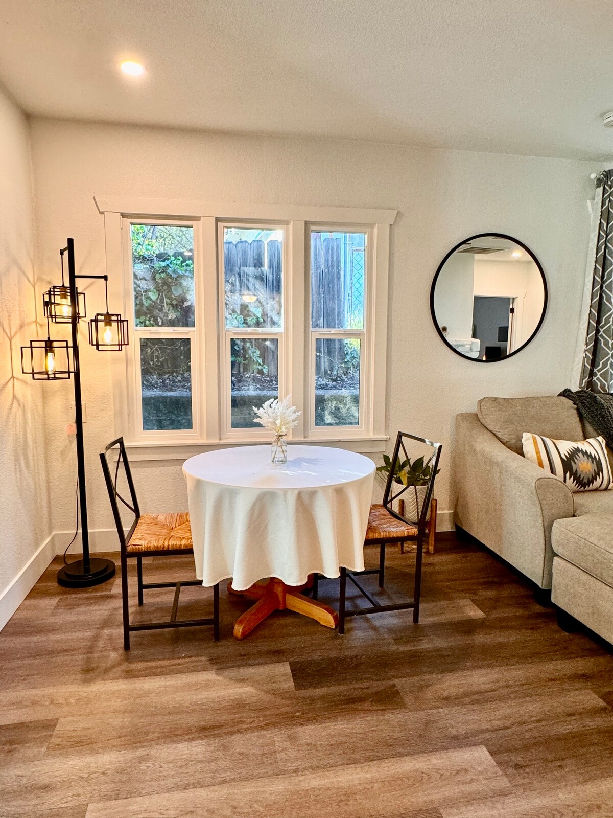 Cozy Guest bedroom w/ office desk