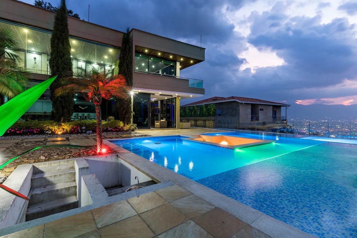 Luxury mansion - city view - Disco - Pool - Hottub