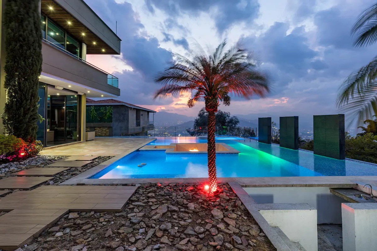 Luxury mansion - city view - Disco - Pool - Hottub