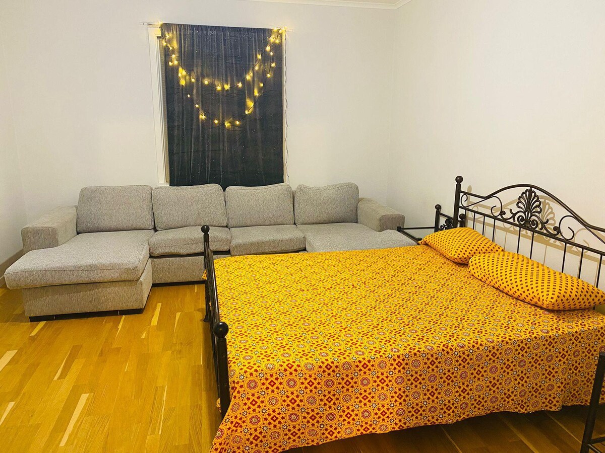 42平方米公寓-舒适的卧室。免费开放式停车位