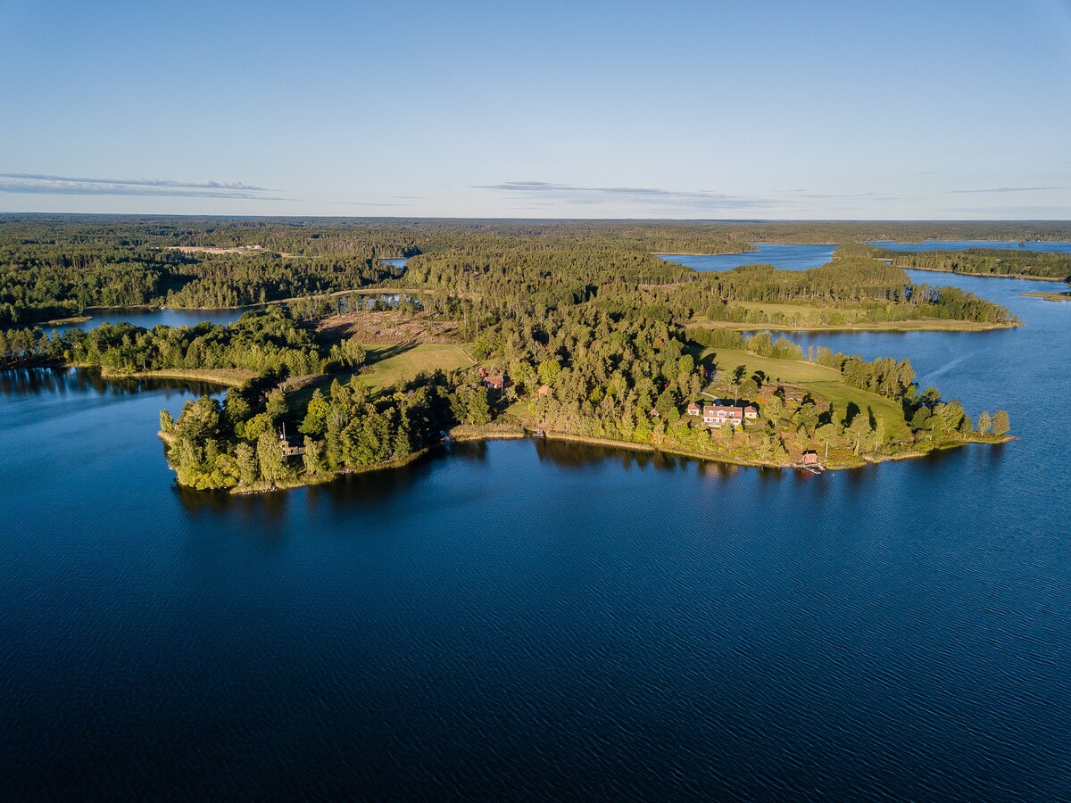 Flygel till gård med egen brygga