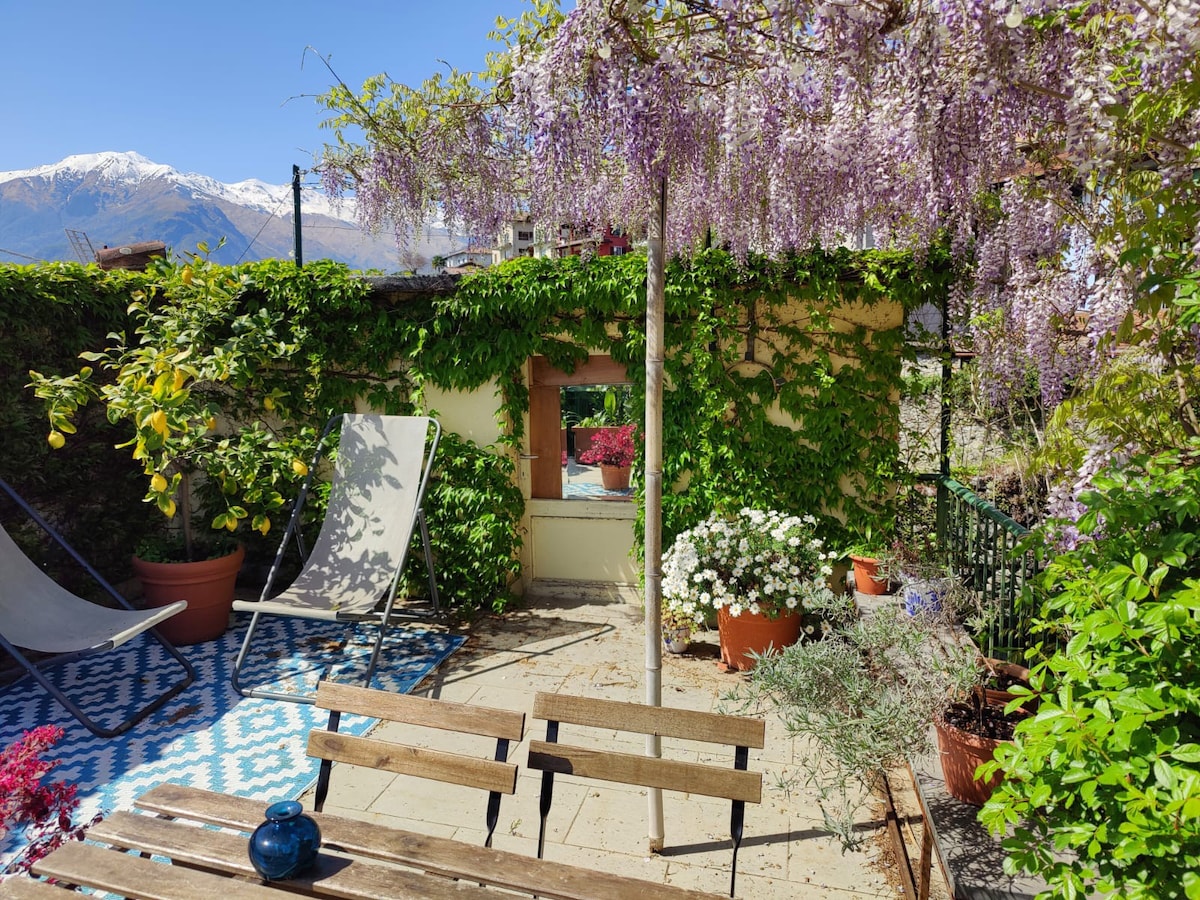 Casalago. Casetta con terrazza nei vicoli romani.