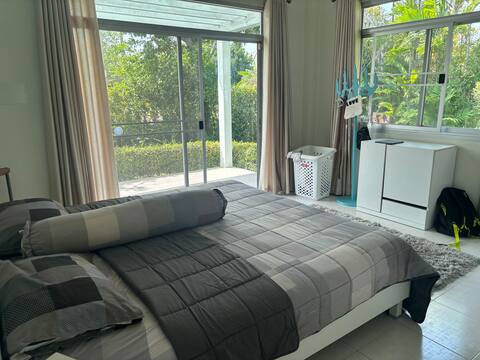 บ้านเดี่ยว 2 ห้องนอน สระนำ้ ฟิตเนส สนามเทนนิส สนามหญ้า