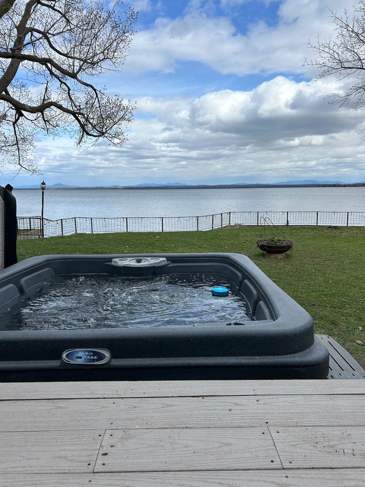 带热水浴缸的湖畔日出小屋