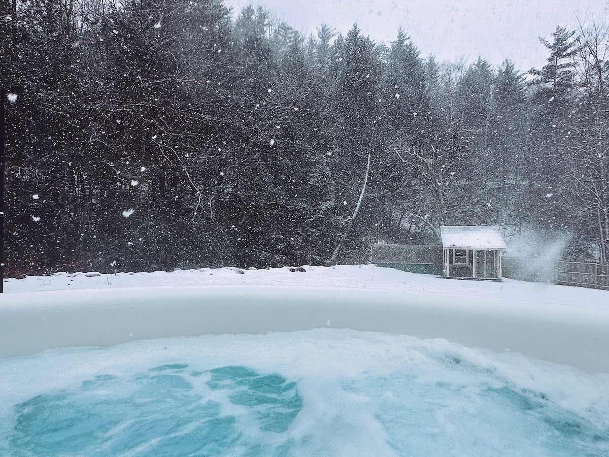 Okemo Area Stylish Farmhouse with Hot Tub