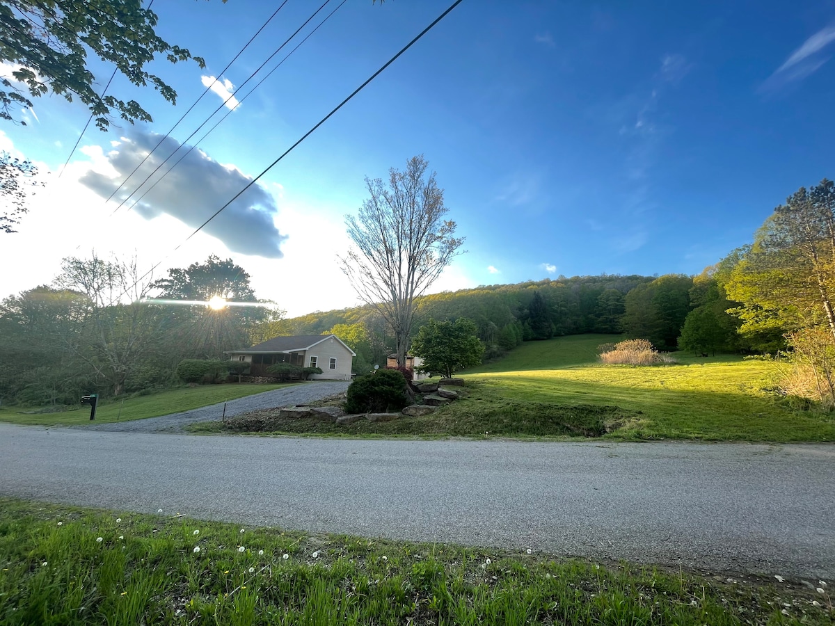 Country Cabin in a Perfect Location!