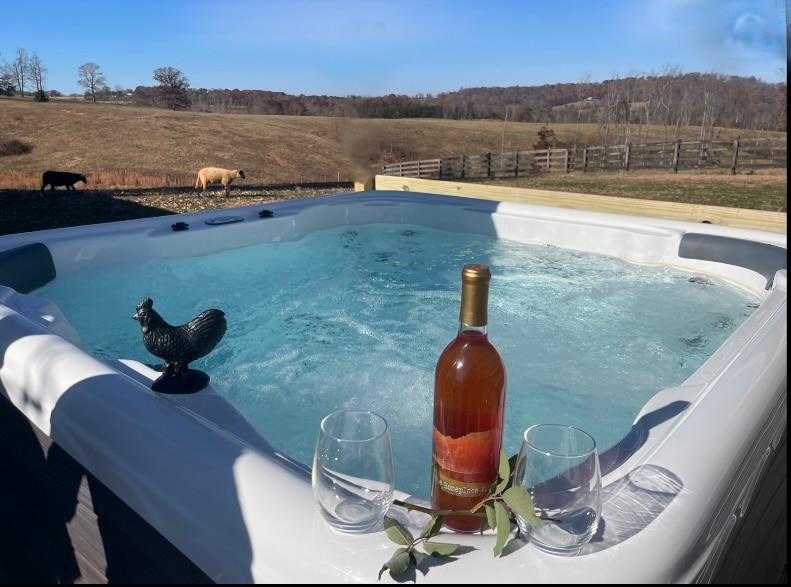 Farm Cottage, HotTub, Field Views of Animals