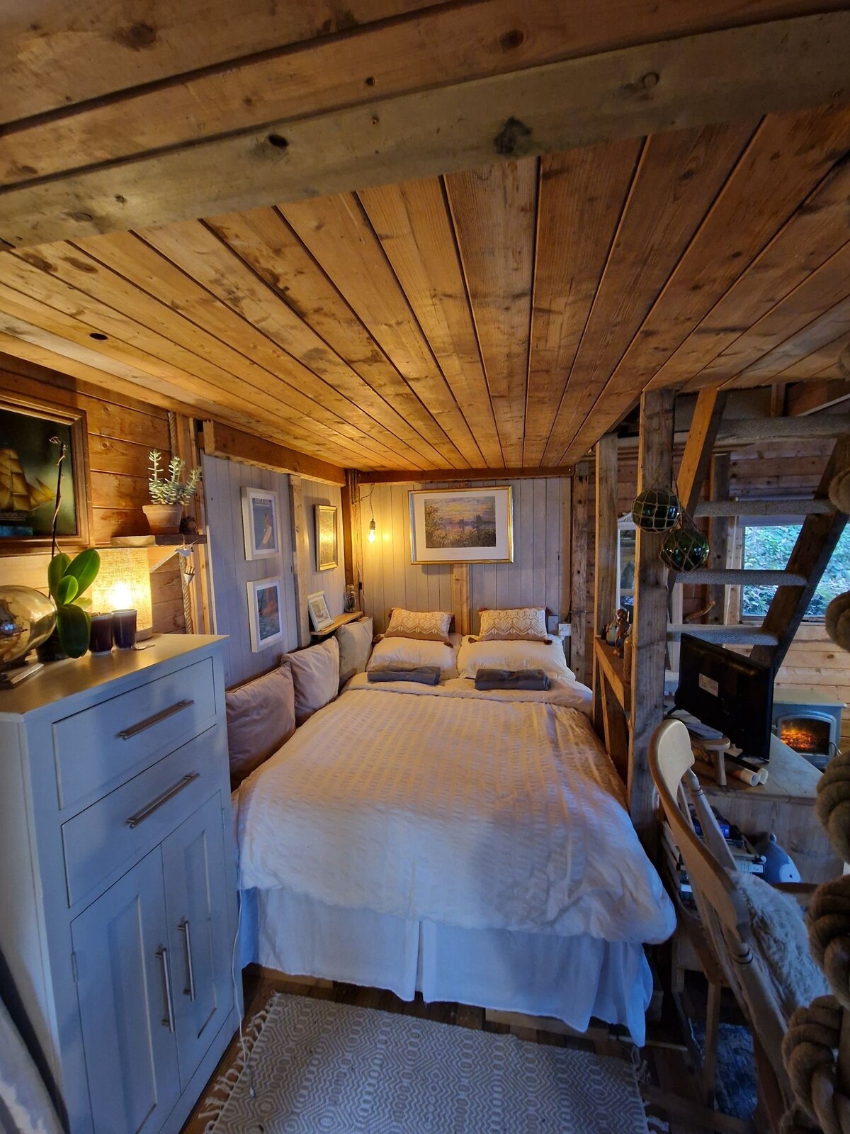 Crow 's Nest Glamping Cabin