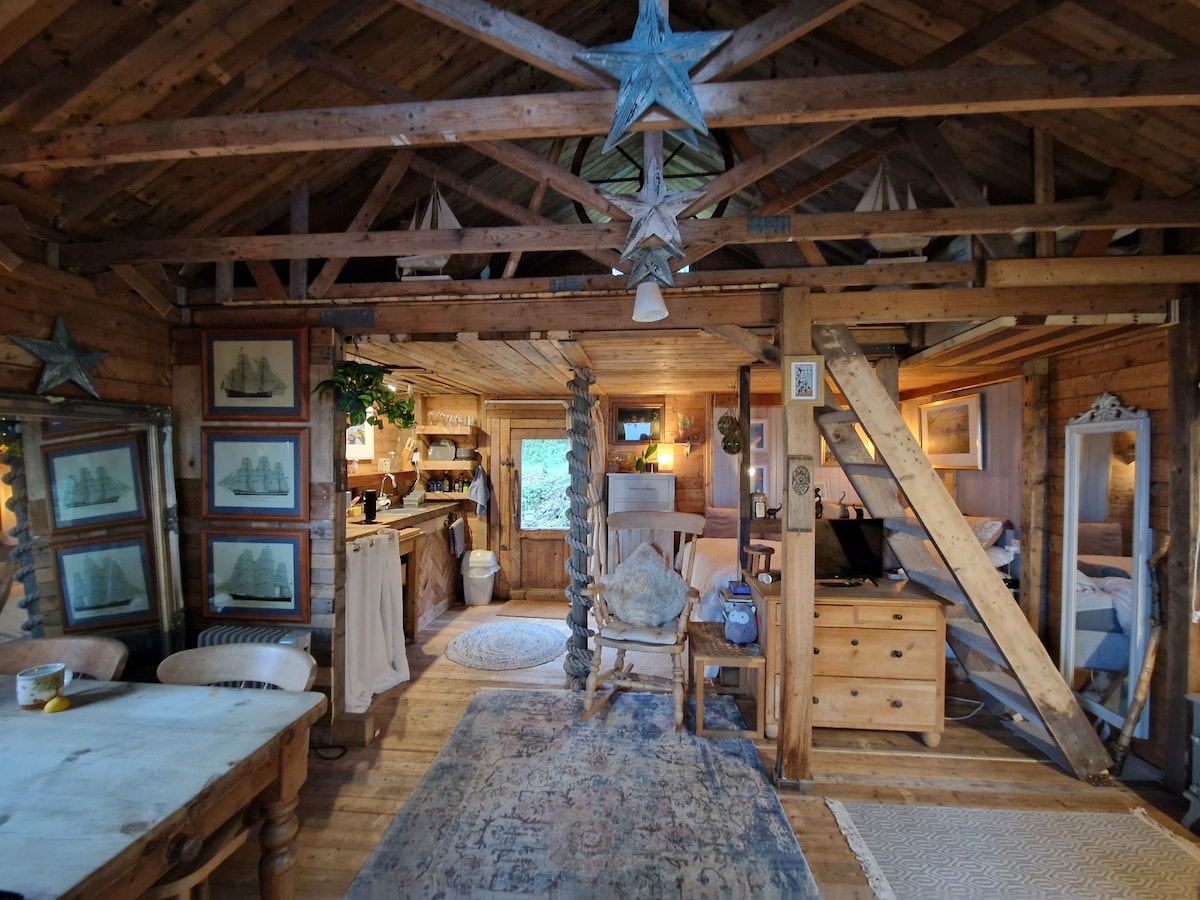 Crow 's Nest Glamping Cabin